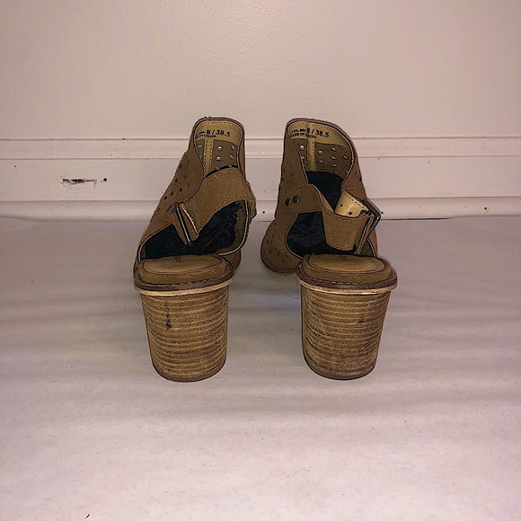 Tan Slingback Block Heel Sandals - Picture 3 of 4